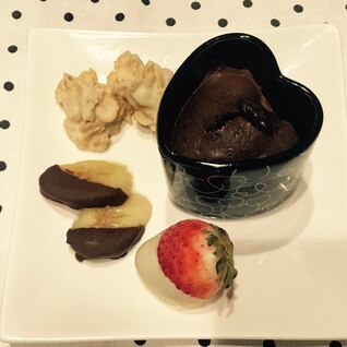 皆んな大好き♡ホワイトチョコクランチ（写真左上）